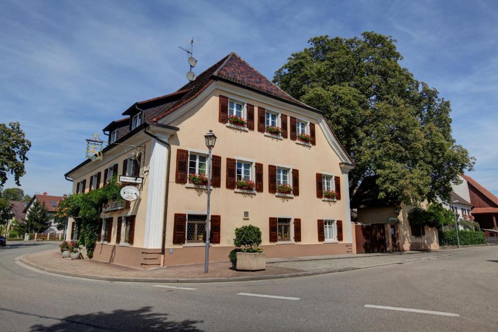 Gasthaus Zum Hirschen Oberrimsingen Exterior photo